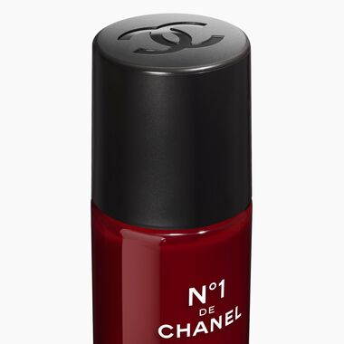 faces n 1 de chanel revitalizing eye serum يُنعم   يُصلح   يضفي وسعًا للعينين