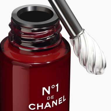 faces n 1 de chanel revitalizing eye serum يُنعم   يُصلح   يضفي وسعًا للعينين