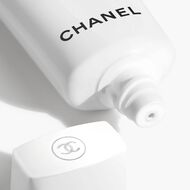 UV ESSENTIEL حماية متكاملة ضد الأشعة فوق البنفسجية والتلوّث والتأكسد SPF50 faces uv essentiel حماية متكاملة ضد الأشعة فوق البنفسجية والتلوّث والتأكسد spf50