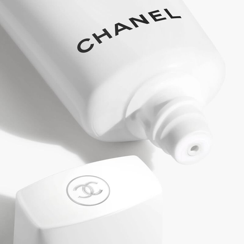 شانيل uv essentiel حماية متكاملة ضد الأشعة فوق البنفسجية والتلوّث والتأكسد spf50